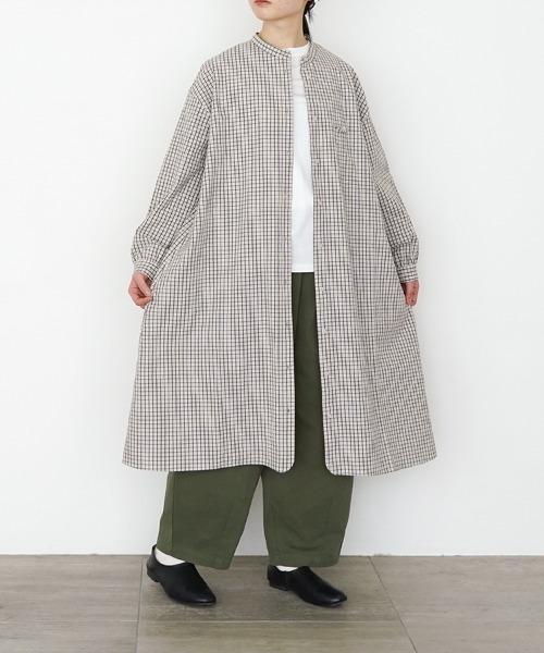 休日と詩(キュウジツトウタ)の「小さなポケットのロングシャツ(シャツ/ブラウス・レディース・ベージュ系その他/ブルー系その他・FREE)」の2枚目の写真