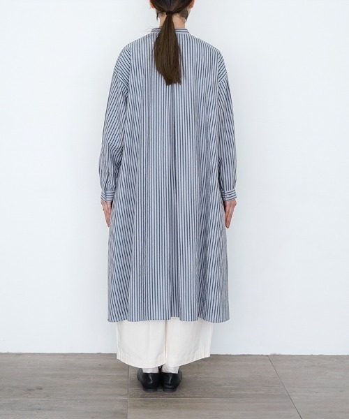 休日と詩(キュウジツトウタ)の「小さなポケットのロングシャツ(シャツ/ブラウス・レディース・ベージュ系その他/ブルー系その他・FREE)」の6枚目の写真