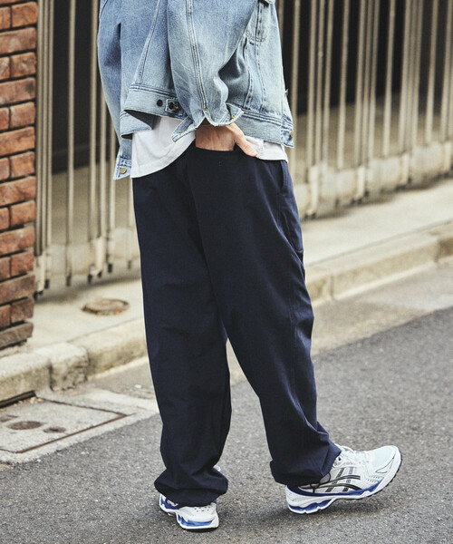 FREAK'S STORE(フリークスストア)の「パッカブル ロングスリーブ トラベルセットアップ Fabric by SOLOTEX(R) ミニバッグ付き(Tシャツ/カットソー・メンズ・チャコールグレー/ブラック/ネイビー/ブラウン/オリーブ・SMALL/MEDIUM/LARGE)」の21枚目の写真