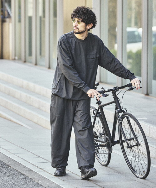 FREAK'S STORE(フリークスストア)の「パッカブル ロングスリーブ トラベルセットアップ Fabric by SOLOTEX(R) ミニバッグ付き(Tシャツ/カットソー・メンズ・チャコールグレー/ブラック/ネイビー/ブラウン/オリーブ・SMALL/MEDIUM/LARGE)」の14枚目の写真