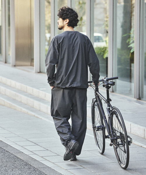 FREAK'S STORE(フリークスストア)の「パッカブル ロングスリーブ トラベルセットアップ Fabric by SOLOTEX(R) ミニバッグ付き(Tシャツ/カットソー・メンズ・チャコールグレー/ブラック/ネイビー/ブラウン/オリーブ・SMALL/MEDIUM/LARGE)」の16枚目の写真