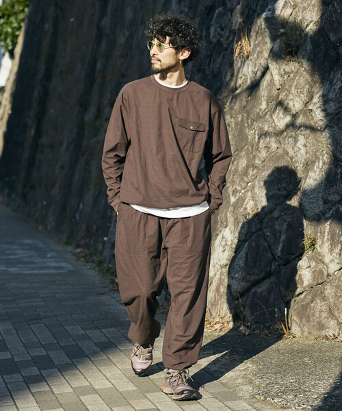 FREAK'S STORE(フリークスストア)の「パッカブル ロングスリーブ トラベルセットアップ Fabric by SOLOTEX(R) ミニバッグ付き(Tシャツ/カットソー・メンズ・チャコールグレー/ブラック/ネイビー/ブラウン/オリーブ・SMALL/MEDIUM/LARGE)」の17枚目の写真