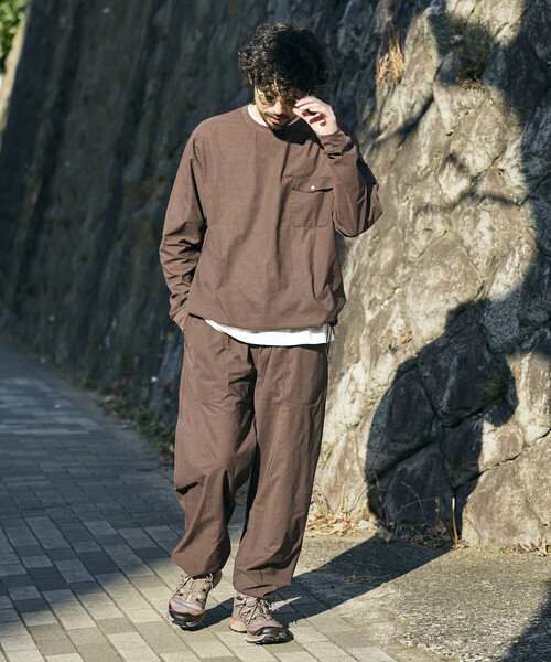 FREAK'S STORE(フリークスストア)の「パッカブル ロングスリーブ トラベルセットアップ Fabric by SOLOTEX(R) ミニバッグ付き(Tシャツ/カットソー・メンズ・チャコールグレー/ブラック/ネイビー/ブラウン/オリーブ・SMALL/MEDIUM/LARGE)」の18枚目の写真