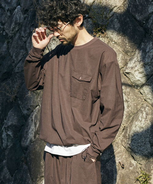 FREAK'S STORE(フリークスストア)の「パッカブル ロングスリーブ トラベルセットアップ Fabric by SOLOTEX(R) ミニバッグ付き(Tシャツ/カットソー・メンズ・チャコールグレー/ブラック/ネイビー/ブラウン/オリーブ・SMALL/MEDIUM/LARGE)」の11枚目の写真