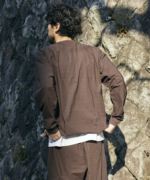 FREAK'S STORE(フリークスストア)の「パッカブル ロングスリーブ トラベルセットアップ Fabric by SOLOTEX(R) ミニバッグ付き(Tシャツ/カットソー・メンズ・チャコールグレー/ブラック/ネイビー/ブラウン/オリーブ・SMALL/MEDIUM/LARGE)」の12枚目の写真