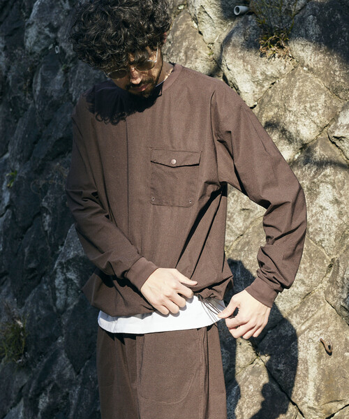 FREAK'S STORE(フリークスストア)の「パッカブル ロングスリーブ トラベルセットアップ Fabric by SOLOTEX(R) ミニバッグ付き(Tシャツ/カットソー・メンズ・チャコールグレー/ブラック/ネイビー/ブラウン/オリーブ・SMALL/MEDIUM/LARGE)」の13枚目の写真