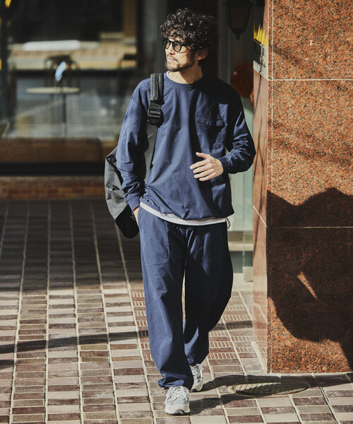 FREAK'S STORE(フリークスストア)の「パッカブル ロングスリーブ トラベルセットアップ Fabric by SOLOTEX(R) ミニバッグ付き(Tシャツ/カットソー・メンズ・チャコールグレー/ブラック/ネイビー/ブラウン/オリーブ・SMALL/MEDIUM/LARGE)」の5枚目の写真