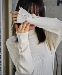 【シンプルで合わせやすい/インナーにも◎】袖口ボタンタートルリブニット