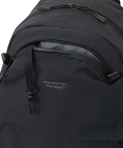Manhattan Portage(マンハッタンポーテージ)の「NEUES ROOSEVELT ISLAND BACKPACK TUSSAH PVC(バックパック/リュック・メンズ・ブラック・MEDIUM)」の3枚目の写真