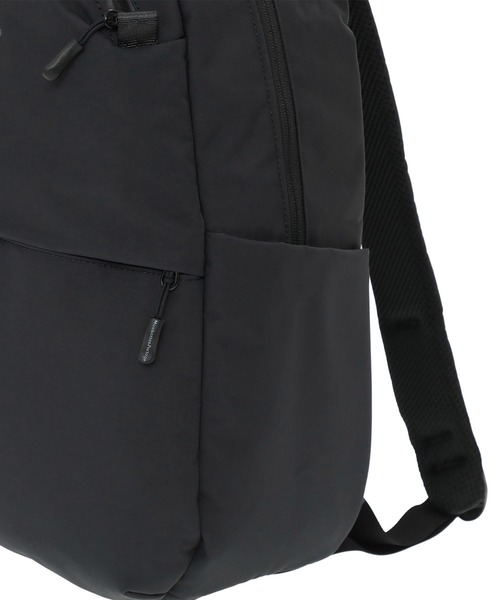 Manhattan Portage(マンハッタンポーテージ)の「NEUES ROOSEVELT ISLAND BACKPACK TUSSAH PVC(バックパック/リュック・メンズ・ブラック・MEDIUM)」の4枚目の写真