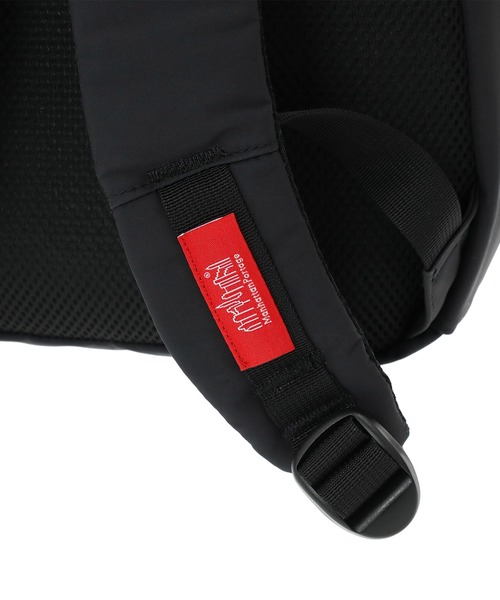 Manhattan Portage(マンハッタンポーテージ)の「NEUES ROOSEVELT ISLAND BACKPACK TUSSAH PVC(バックパック/リュック・メンズ・ブラック・MEDIUM)」の7枚目の写真