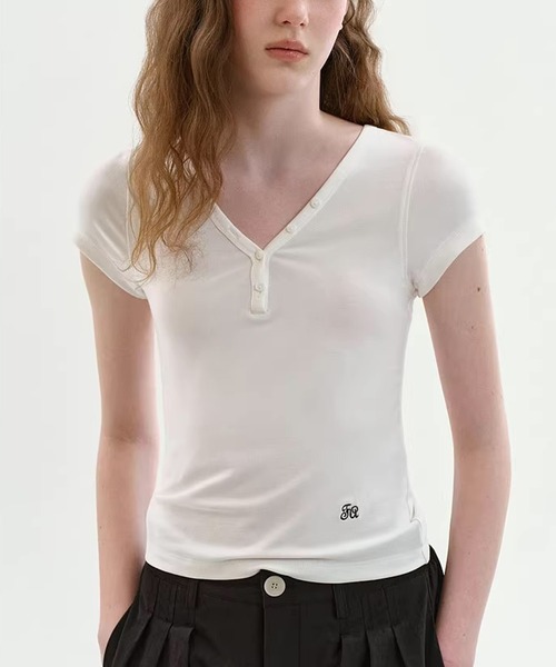 Fano Studios(ファノ ストゥディオズ)の「ハーフボタン シンプル Vネックトップス FX26S126【Fano Studios】【2026SS】(Tシャツ/カットソー・レディース・ピンク/ホワイト/ブラック・L/S/M)」の1枚目の写真