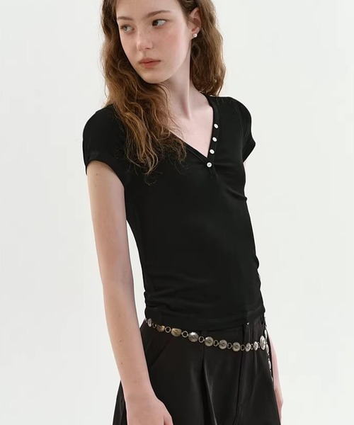 Fano Studios(ファノ ストゥディオズ)の「ハーフボタン シンプル Vネックトップス FX26S126【Fano Studios】【2026SS】(Tシャツ/カットソー・レディース・ピンク/ホワイト/ブラック・L/S/M)」の2枚目の写真