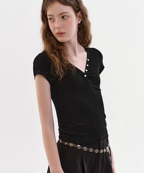 Fano Studios(ファノ ストゥディオズ)の「ハーフボタン シンプル Vネックトップス FX26S126【Fano Studios】【2026SS】(Tシャツ/カットソー・レディース・ピンク/ホワイト/ブラック・L/S/M)」の6枚目の写真