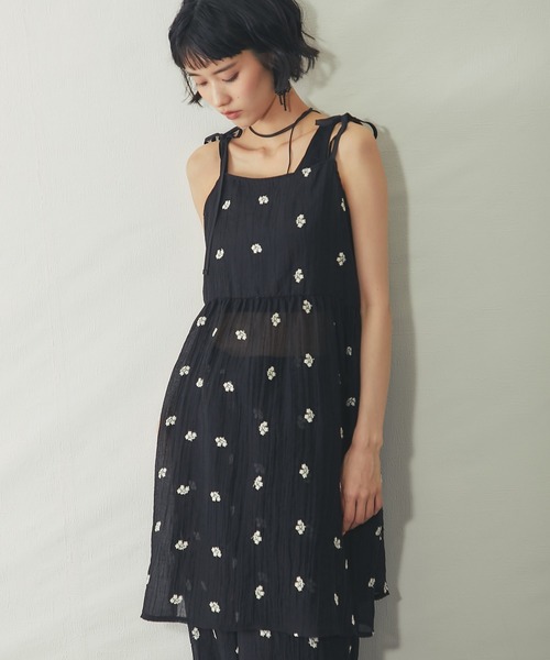 ANOTHER S(アナザーエス)の「【セットアップ対応】小花刺繍キャミワンピース(Tシャツ/カットソー・レディース・ブラック/オフホワイト・M)」の3枚目の写真