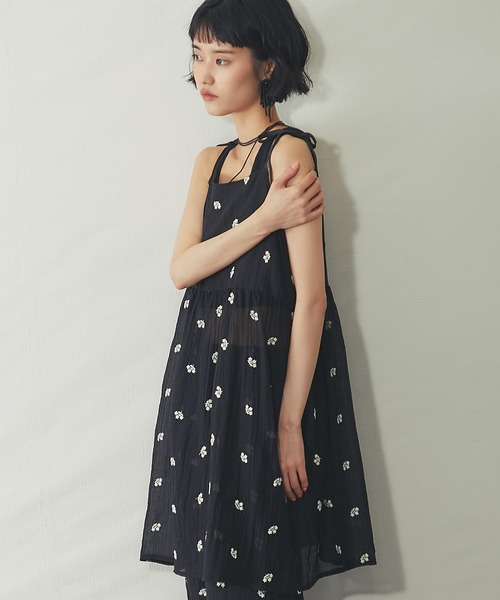 ANOTHER S(アナザーエス)の「【セットアップ対応】小花刺繍キャミワンピース(Tシャツ/カットソー・レディース・ブラック/オフホワイト・M)」の4枚目の写真