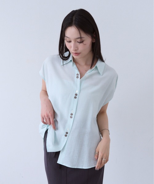 SOYEN(ソイエン)の「2WAYトリプルボタンカシュクールシアーフレンチスリーブシャツ アシンメトリー(シャツ/ブラウス・レディース・ブルー/ホワイト・F)」の3枚目の写真