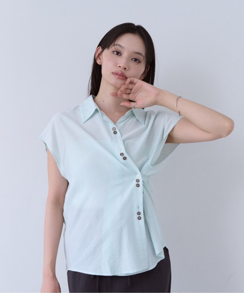 SOYEN(ソイエン)の「2WAYトリプルボタンカシュクールシアーフレンチスリーブシャツ アシンメトリー(シャツ/ブラウス・レディース・ブルー/ホワイト・F)」の4枚目の写真