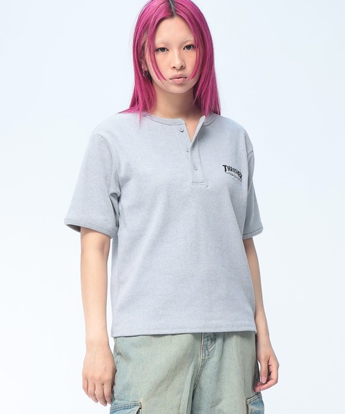 THRASHER(スラッシャー)の「THRASHER (スラッシャー) ヘンリーネック Tシャツ 半袖 ロゴ刺繍 リブ編み ボックスシルエット ユニセックス(Tシャツ/カットソー・メンズ・ホワイト/ブラック/グレー・L/M)」の3枚目の写真
