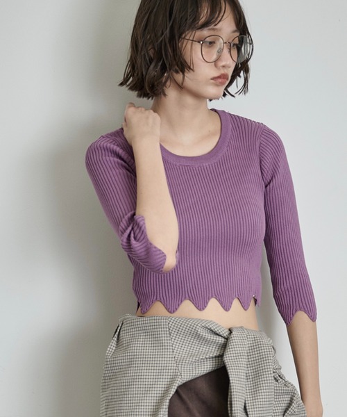 THE YOn(ザヨン)の「スカラップヘムクロップドリブニットトップス(ニット/セーター・レディース・ブラック/ラベンダー/ブラウン/アイボリー・FREE)」の4枚目の写真
