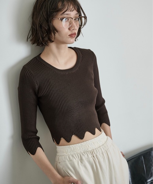 THE YOn(ザヨン)の「スカラップヘムクロップドリブニットトップス(ニット/セーター・レディース・ブラック/ラベンダー/ブラウン/アイボリー・FREE)」の3枚目の写真