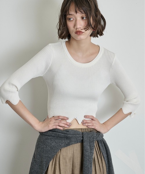 THE YOn(ザヨン)の「スカラップヘムクロップドリブニットトップス(ニット/セーター・レディース・ブラック/ラベンダー/ブラウン/アイボリー・FREE)」の2枚目の写真