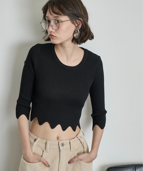 THE YOn(ザヨン)の「スカラップヘムクロップドリブニットトップス(ニット/セーター・レディース・ブラック/ラベンダー/ブラウン/アイボリー・FREE)」の5枚目の写真