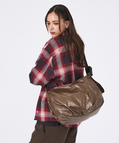UNIVERSAL OVERALL(ユニバーサルオーバーオール)の「【UNIVERSAL OVERALL/ユニバーサルオーバーオール】:Surplus HOBO shoulder bag/ショルダーバッグ/ナイロン/バッグ/秋冬(ショルダーバッグ・メンズ・ブラウン/ブラック・フリー)」の1枚目の写真