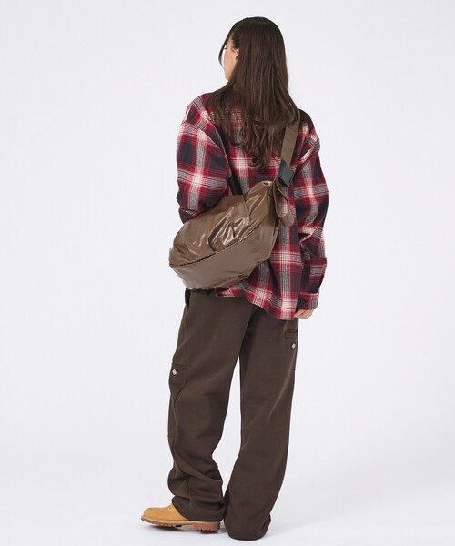 UNIVERSAL OVERALL(ユニバーサルオーバーオール)の「【UNIVERSAL OVERALL/ユニバーサルオーバーオール】:Surplus HOBO shoulder bag/ショルダーバッグ/ナイロン/バッグ/秋冬(ショルダーバッグ・メンズ・ブラウン/ブラック・フリー)」の4枚目の写真