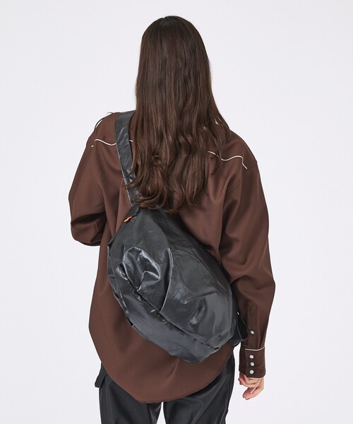UNIVERSAL OVERALL(ユニバーサルオーバーオール)の「【UNIVERSAL OVERALL/ユニバーサルオーバーオール】:Surplus HOBO shoulder bag/ショルダーバッグ/ナイロン/バッグ/秋冬(ショルダーバッグ・メンズ・ブラウン/ブラック・フリー)」の9枚目の写真