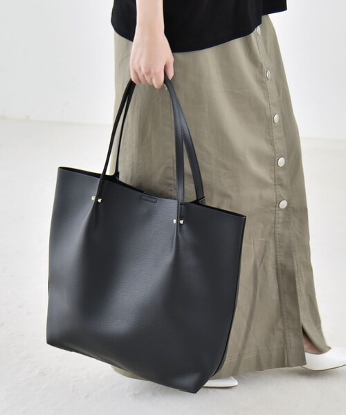 quaranciel(カランシエル)の「quaranciel: スタッズ デザイン ラージ トート バッグ(A4対応)(トートバッグ・レディース・オレンジ/ライトブルー/ブラック・ONE SIZE)」の1枚目の写真