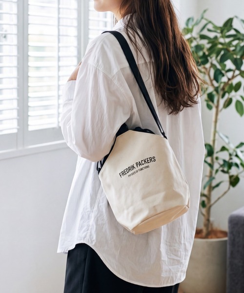 FREDRIK PACKERS(フレドリックパッカーズ)の「【FREDRIK PACKERS/フレドリックパッカーズ】#11 DUCK PVC UP HANDLE TOTE ダック ピーブイシー アップ ハンドル トートバッグ(トートバッグ・レディース・ブラック/ホワイト・FREE)」の1枚目の写真