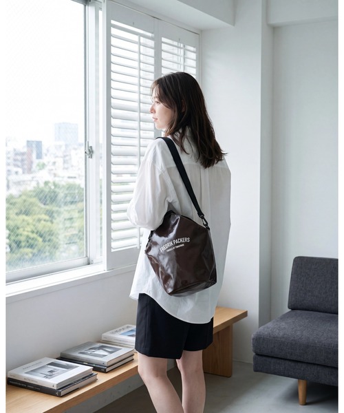 FREDRIK PACKERS(フレドリックパッカーズ)の「【FREDRIK PACKERS/フレドリックパッカーズ】#11 DUCK PVC UP HANDLE TOTE ダック ピーブイシー アップ ハンドル トートバッグ(トートバッグ・レディース・ブラック/ホワイト・FREE)」の4枚目の写真
