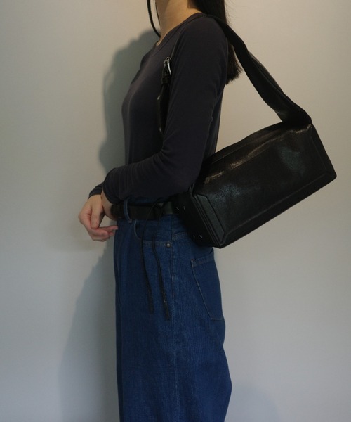 Maison Margiela(メゾンマルジェラ)の「Maison Margiela BOX BAG EAST WEST MEDIUM(ショルダーバッグ・レディース・ブラック・FREE)」の1枚目の写真