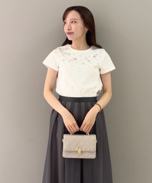 CELFORD（セルフォード）の「【洗える】フラワービジューTシャツ（Tシャツ/カットソー・レディース・オフホワイト/ブラック・F）」の2枚目の写真