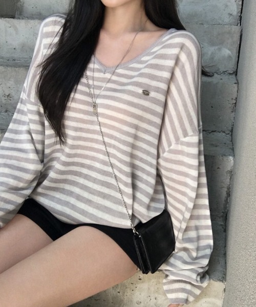 FAVORITO(ファヴォリート)の「VネックTEEトップス(Tシャツ/カットソー・レディース・ブラック/グレー・F)」の1枚目の写真