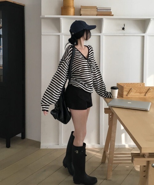 FAVORITO(ファヴォリート)の「VネックTEEトップス(Tシャツ/カットソー・レディース・ブラック/グレー・F)」の15枚目の写真