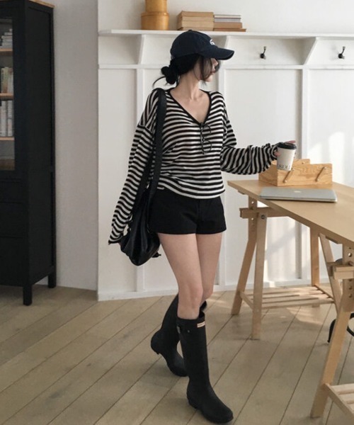 FAVORITO(ファヴォリート)の「VネックTEEトップス(Tシャツ/カットソー・レディース・ブラック/グレー・F)」の14枚目の写真