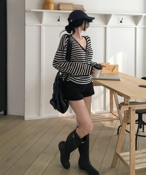 FAVORITO(ファヴォリート)の「VネックTEEトップス(Tシャツ/カットソー・レディース・ブラック/グレー・F)」の13枚目の写真