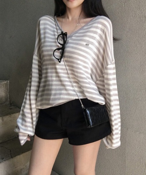 FAVORITO(ファヴォリート)の「VネックTEEトップス(Tシャツ/カットソー・レディース・ブラック/グレー・F)」の4枚目の写真