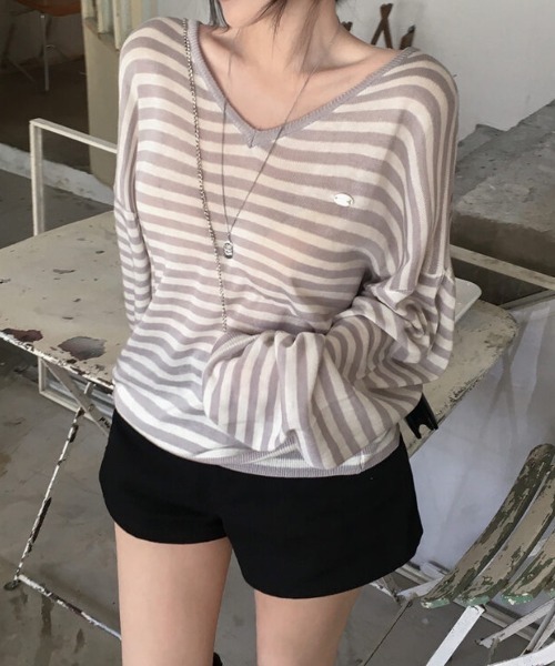 FAVORITO(ファヴォリート)の「VネックTEEトップス(Tシャツ/カットソー・レディース・ブラック/グレー・F)」の5枚目の写真