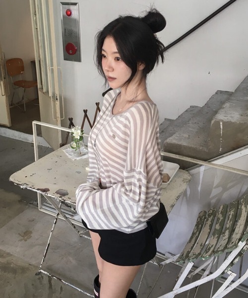 FAVORITO(ファヴォリート)の「VネックTEEトップス(Tシャツ/カットソー・レディース・ブラック/グレー・F)」の3枚目の写真