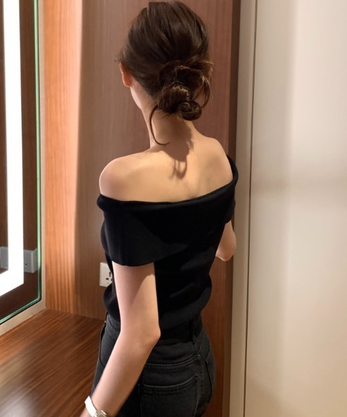 Aelina(エリナ)の「オフショルダーノースリーブニットトップス(ニット/セーター・レディース・ブラック/オフホワイト/ライトブルー/ブラック系その他・FREE)」の18枚目の写真