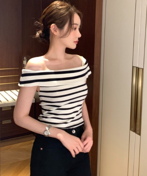 Aelina(エリナ)の「オフショルダーノースリーブニットトップス(ニット/セーター・レディース・ブラック/オフホワイト/ライトブルー/ブラック系その他・FREE)」の16枚目の写真
