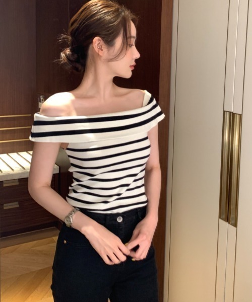 Aelina(エリナ)の「オフショルダーノースリーブニットトップス(ニット/セーター・レディース・ブラック/オフホワイト/ライトブルー/ブラック系その他・FREE)」の14枚目の写真