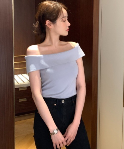 Aelina(エリナ)の「オフショルダーノースリーブニットトップス(ニット/セーター・レディース・ブラック/オフホワイト/ライトブルー/ブラック系その他・FREE)」の7枚目の写真