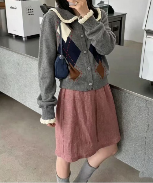 &soiree(アンドソワレ)の「襟フリルアーガイルニットカーディガン(カーディガン/ボレロ・レディース・アイボリー/グレー・FREE)」の4枚目の写真