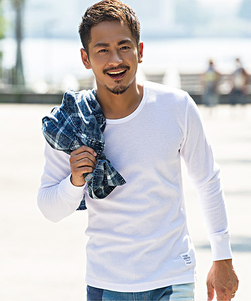 CavariA（キャバリア）の「『CavariA/キャバリア』サーマルニット無地長袖ニットTシャツ【3ネックタイプから選べる】（ニット/セーター・メンズ・ネイビー/ブラック/カーキ/ライトピンク/グレー/ホワイト/ベージュ/ベージュ系その他2/ベージュ系その他3/グリーン系その他/グリーン系その他2/グリーン系その他3/ブルー系その他/ピンク系その他/ブルー系その他3/ピンク系その他2/ピンク系その他3/ホワイト系その他/ホワイト系その他2/ホワイト系その他3/ブラック系その他/ブラック系その他2/ブラック系その他3/グレー系その他/グレー系その他2/グレー系その他3/ベージュ系その他/ブルー系その他2・L/LL/M/XL）」の2枚目の写真