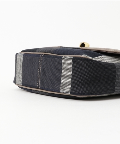 BLUE LABEL CRESTBRIDGE（ブルーレーベルクレストブリッジ）の「クレストブリッジチェック　フラップショルダーバッグ（ショルダーバッグ・レディース・レッド/ネイビー・X）」の3枚目の写真