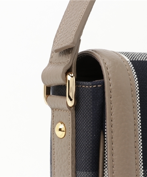 BLUE LABEL CRESTBRIDGE（ブルーレーベルクレストブリッジ）の「クレストブリッジチェック　フラップショルダーバッグ（ショルダーバッグ・レディース・レッド/ネイビー・X）」の4枚目の写真